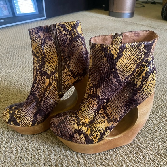 Jeffrey Campbell python wedge platform ankle boots size 6. - Picture 2 of 7
